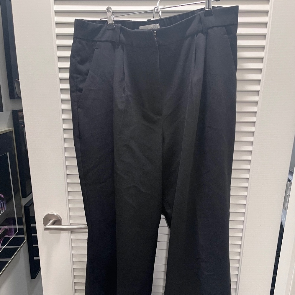 Abercrombie and Fitch viral pleated pants